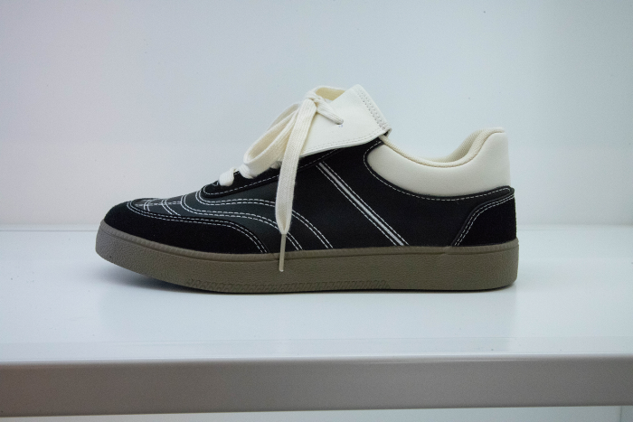 Lady's fashionable casual shoes