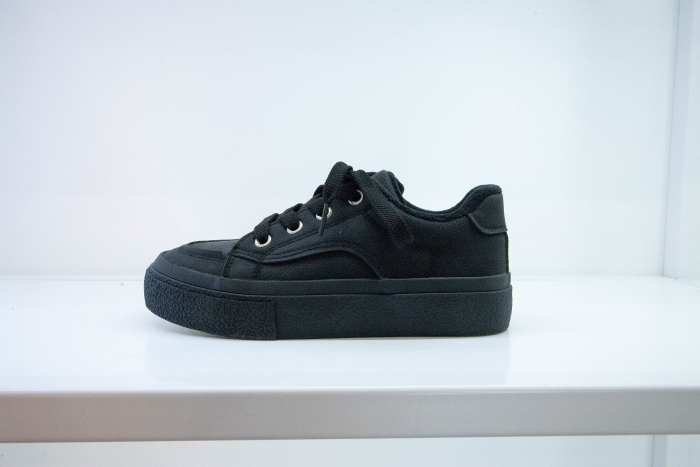 Lady pure black minimalist casual shoes