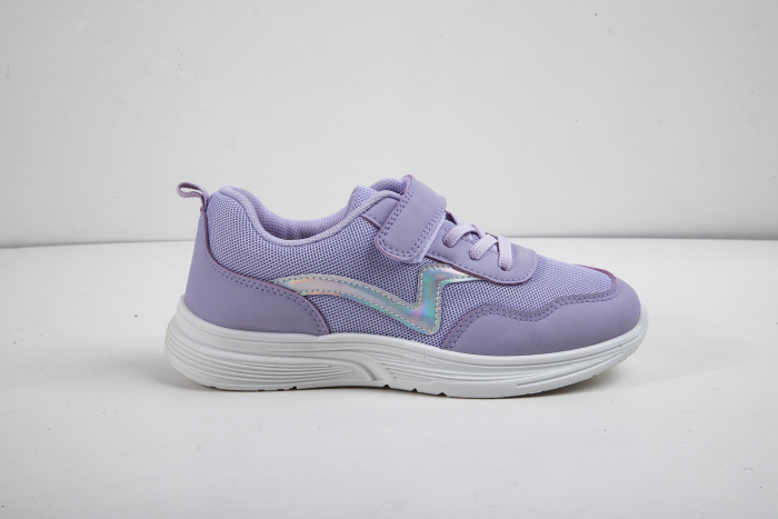 Children's purple sports shoes